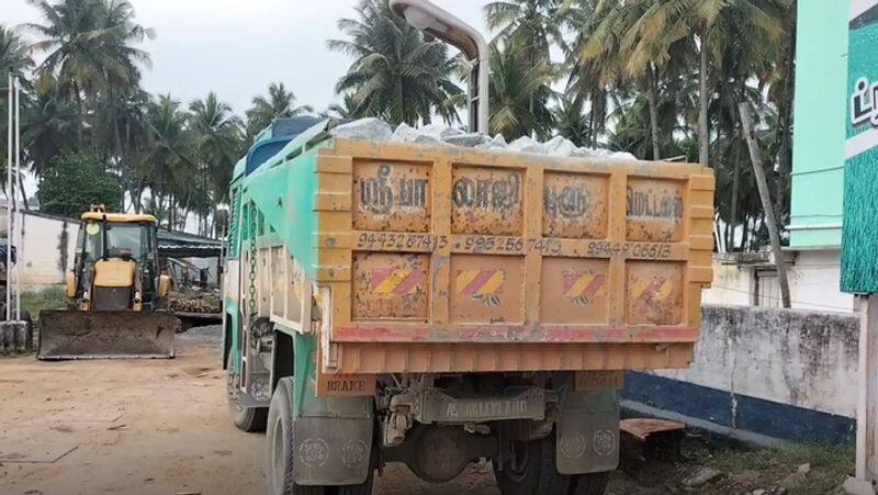 Tipper lorry collides with two-wheeler... 3 people killed