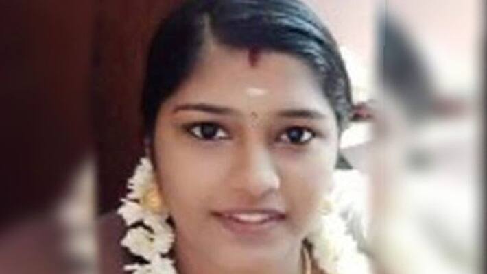 Kerala Pregnant wife sets herself on fire after threatening her husband child dies akb Kerala Pregnant wife sets herself on fire after threatening her husband child dies akb