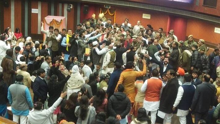 MCD meeting abruptly end due to Aam Aadmi Party BJP clash Delhi mayor Election put hold until further notice ckm MCD meeting abruptly end due to Aam Aadmi Party BJP clash Delhi mayor Election put hold until further notice ckm
