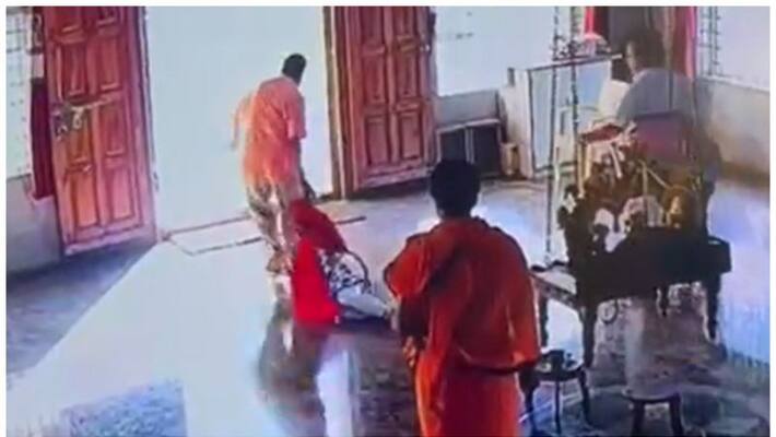 Inhumane.. The staff locked the woman by her hair in the temple.. The video is viral Inhumane.. The staff locked the woman by her hair in the temple.. The video is viral