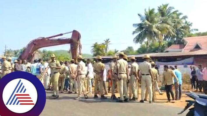 Bhatkal people Protest against IRB company about National Highway construction gow Bhatkal people Protest against IRB company about National Highway construction gow