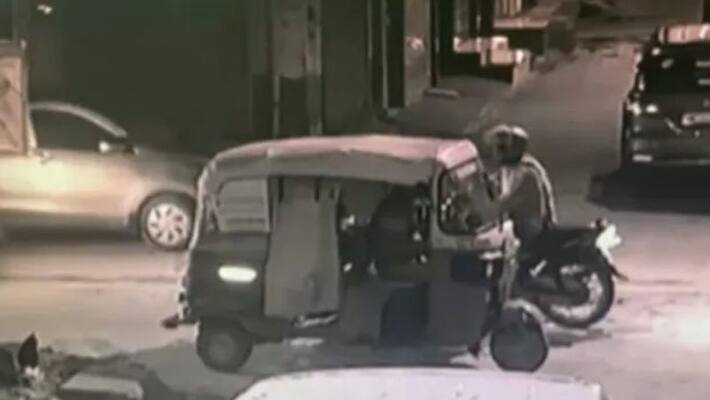 Horrible.. A man crushed a woman with a helmet for not riding a bike.. Video went viral Horrible.. A man crushed a woman with a helmet for not riding a bike.. Video went viral