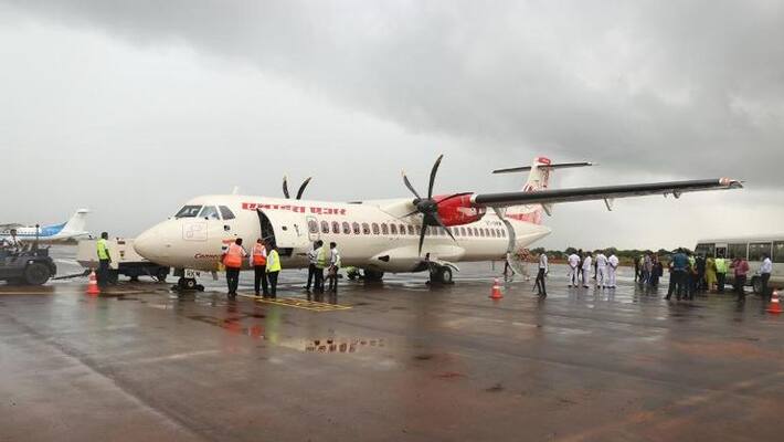 Moscow Goa international flight: 236 people on board threatened to blow up the plane. Emergency landing in Gujarat Moscow Goa international flight: 236 people on board threatened to blow up the plane. Emergency landing in Gujarat