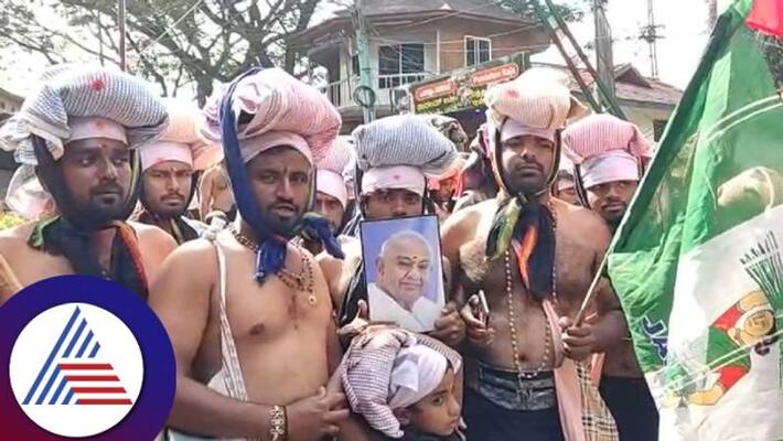 Ayyappa Swamy Darshan holding Deve Gowda photo Puja for Kumaraswamy becoming CM sat Ayyappa Swamy Darshan holding Deve Gowda photo Puja for Kumaraswamy becoming CM sat