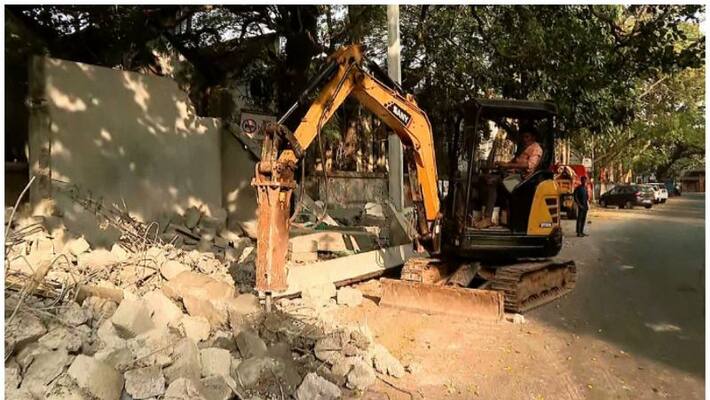 Demolition of illegal constructions in kozhikode sm street Demolition of illegal constructions in kozhikode sm street