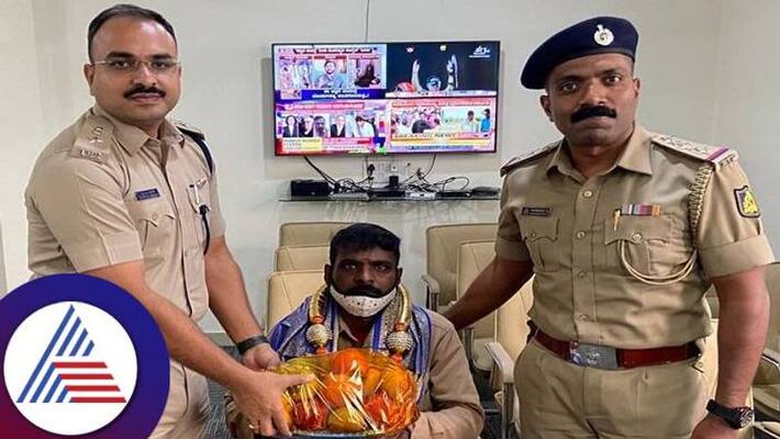 Police Honor to auto Driver who Brought the Missing Girl Home in Bengaluru grg Police Honor to auto Driver who Brought the Missing Girl Home in Bengaluru grg