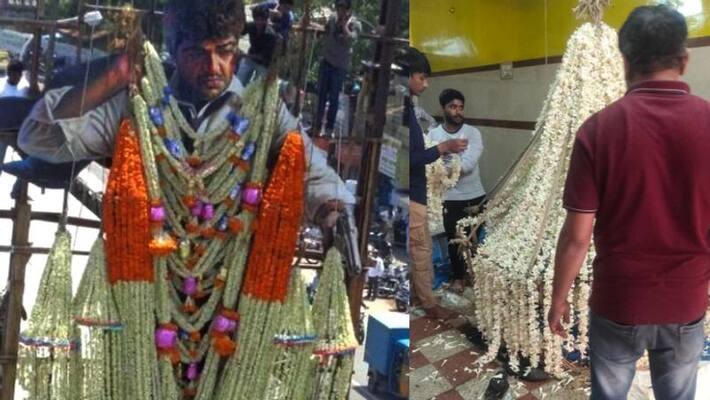 Bangalore Ajith fans prepare 6 lakh worth flower Garland For Thunivu cutout Bangalore Ajith fans prepare 6 lakh worth flower Garland For Thunivu cutout