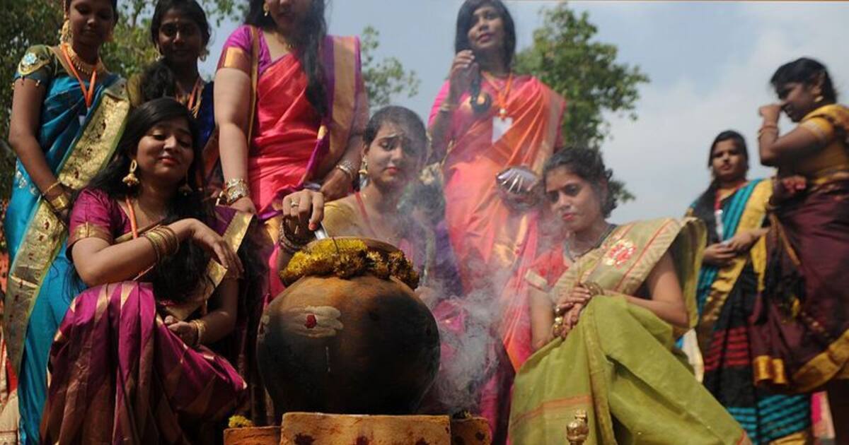 திருப்பூரில் பாரம்பரி முறைப்படி கும்மியடித்து கிராம மக்கள் ஒன்று கூடி பொங்கலிட்டு கொண்டாட்டம்