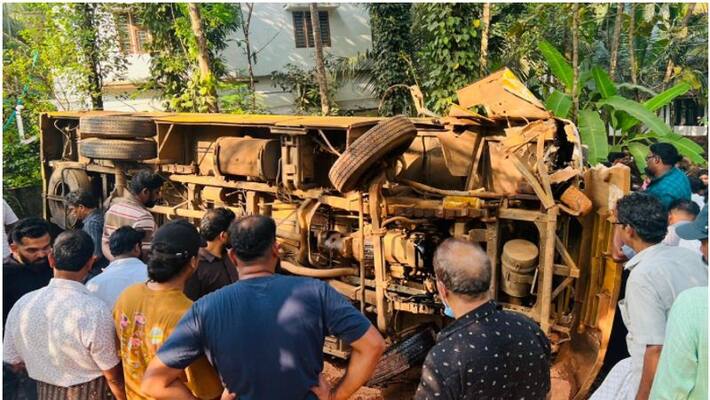 Malappuram school bus accident; students were rescued by locals and taken to hospital Malappuram school bus accident; students were rescued by locals and taken to hospital