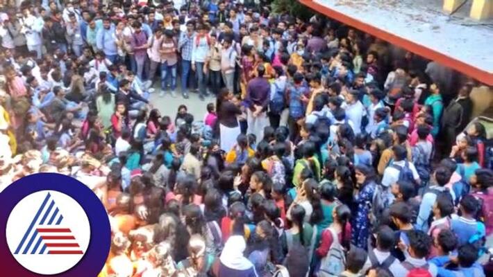 Bengaluru An amorous man entered the college toilet and pulled the hand of the student sat Bengaluru An amorous man entered the college toilet and pulled the hand of the student sat