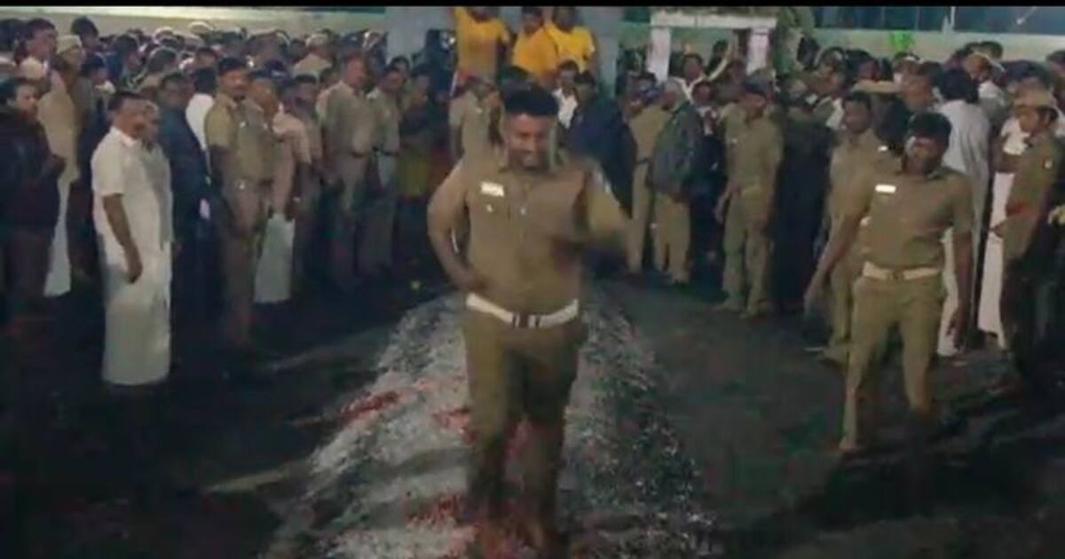 பழமையான காளியம்மன் கோவிலில் தீ மிதித்து நேர்த்திக்கடன் செலுத்திய காவல்துறையினர்