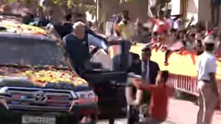 Modi s Hubbali roadshow: PM accepts garland offered by young man after breaching security cordon - adt Modi s Hubbali roadshow: PM accepts garland offered by young man after breaching security cordon - adt