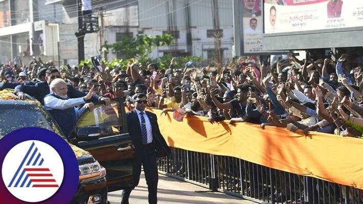 10 Year Old Boy Ran to Garland PM Narendra Modi During Road Show in Hubballi grg 10 Year Old Boy Ran to Garland PM Narendra Modi During Road Show in Hubballi grg