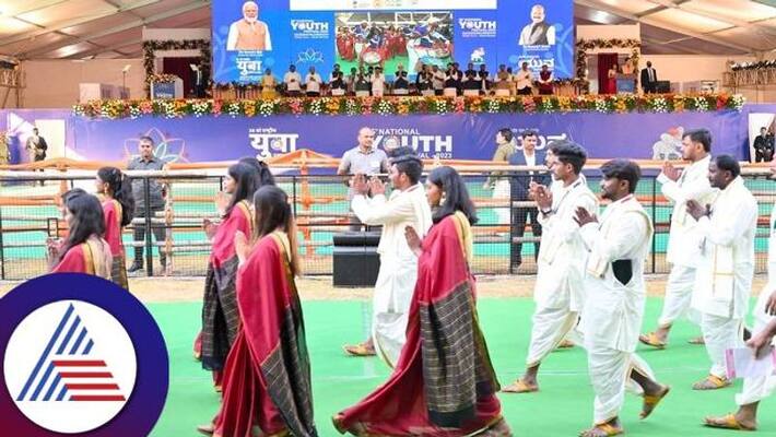 Woman Collapsed during the State Anthem at the PM Narendra Modi Program in Hubballi grg Woman Collapsed during the State Anthem at the PM Narendra Modi Program in Hubballi grg