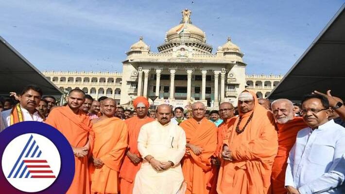 Nanjavadutha Swamiji Talks Over Kempegowda Statue in Bengaluru grg Nanjavadutha Swamiji Talks Over Kempegowda Statue in Bengaluru grg