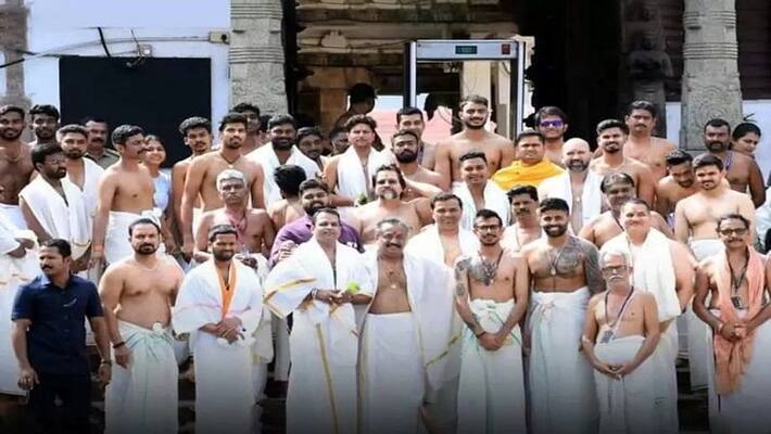 Indian Team Player visit Sree Padmanabhaswamy Temple in Thiruvananthapuram ahead of 3rd ODI against Sri Lanka Indian Team Player visit Sree Padmanabhaswamy Temple in Thiruvananthapuram ahead of 3rd ODI against Sri Lanka