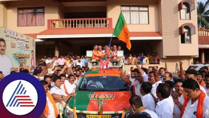 narendra Modi and Amit Shah Gujarat road show vehicle came to Bantwal gow narendra Modi and Amit Shah Gujarat road show vehicle came to Bantwal gow
