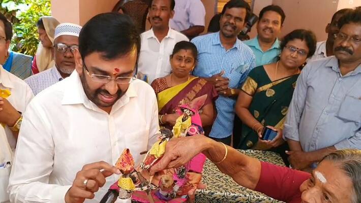 Nagapattinam collector celebrates Pongal with senior citizens Nagapattinam collector celebrates Pongal with senior citizens