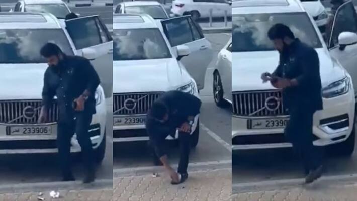 Mohanlal picked up the pieces of paper on the footpath Mohanlal picked up the pieces of paper on the footpath