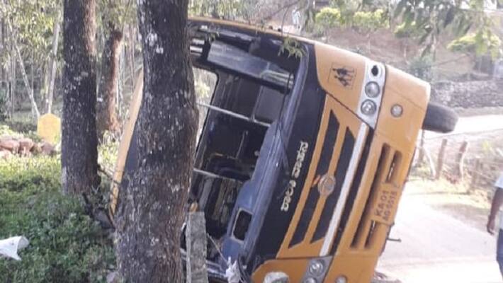 5 College Student injured in bus accident while returning from picnic near devaramane gudda mudigere Karnataka ckm 5 College Student injured in bus accident while returning from picnic near devaramane gudda mudigere Karnataka ckm