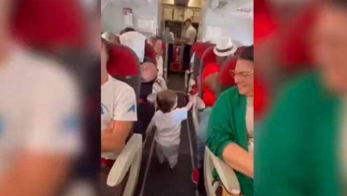 Toddler Greets Every Person In The Flight Toddler Greets Every Person In The Flight