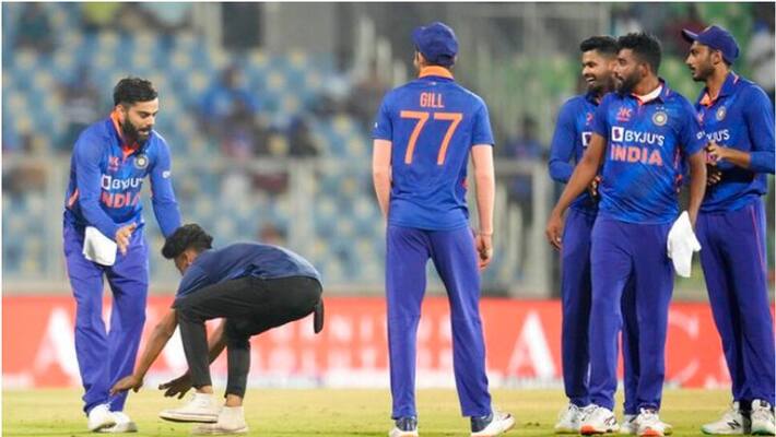 Fan Invaded Field and Touched Virat Kohli's Feet During INDvsSL 3rd ODI Fan Invaded Field and Touched Virat Kohli's Feet During INDvsSL 3rd ODI