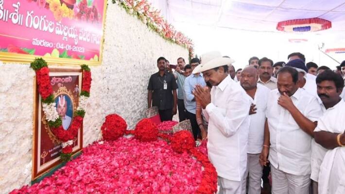 cm kcr visits karimnagar and console minister gangula kamalakar family cm kcr visits karimnagar and console minister gangula kamalakar family