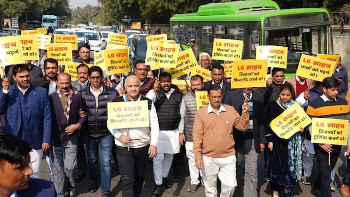 New Delhi : dispute between the Centre and the Delhi government is deepening. AAP rally at Lieutenant Governor VK Saxena Bhavan New Delhi : dispute between the Centre and the Delhi government is deepening. AAP rally at Lieutenant Governor VK Saxena Bhavan