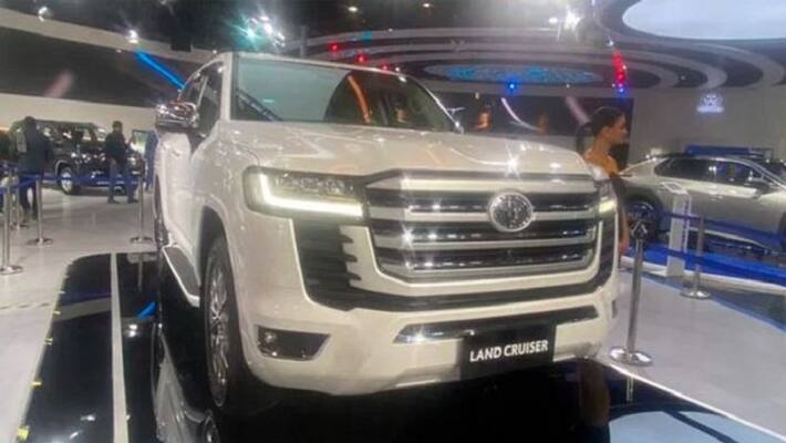 Toyota showcased Land Cruiser 300 at Auto Expo 2023, know its features and price Toyota showcased Land Cruiser 300 at Auto Expo 2023, know its features and price