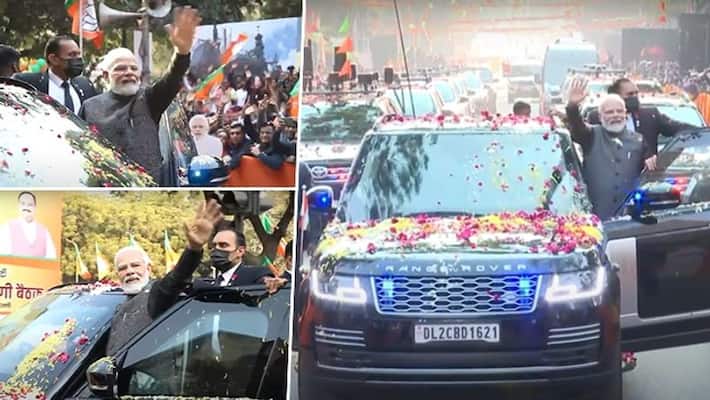 Delhi roadshow PM welcomed with Modi Modi chants showered with flowers watch gcw