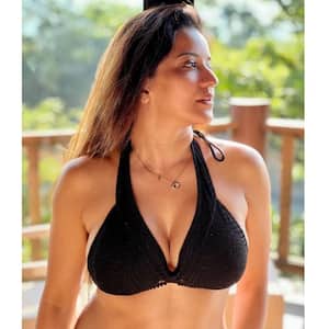 Monalisa Ka X - HOT photos: Bhojpuri actress Monalisa looks SEXY in cleavage-revealing  black bikini; check out her latest post