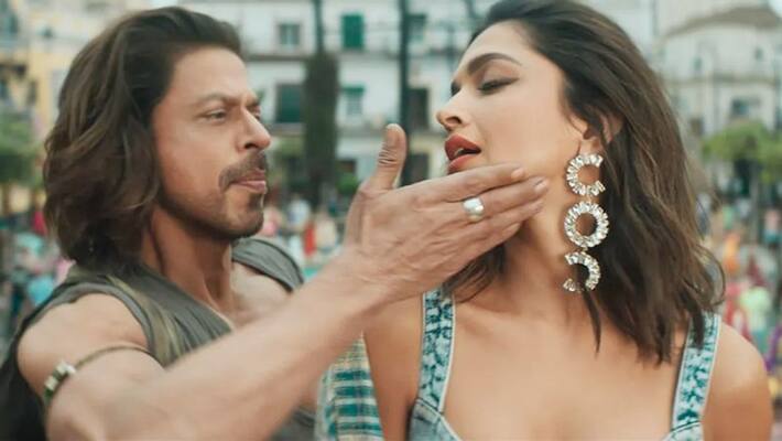 Shah Rukh Khan and Deepika Padukone Have A Kiss Scene In Pathaan : Shah Rukh Khan answer Shah Rukh Khan and Deepika Padukone Have A Kiss Scene In Pathaan : Shah Rukh Khan answer