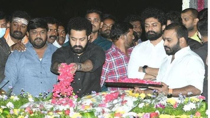 ntr death anniversary tarak and kalyan ram paid tribute at ntr ghat ntr death anniversary tarak and kalyan ram paid tribute at ntr ghat