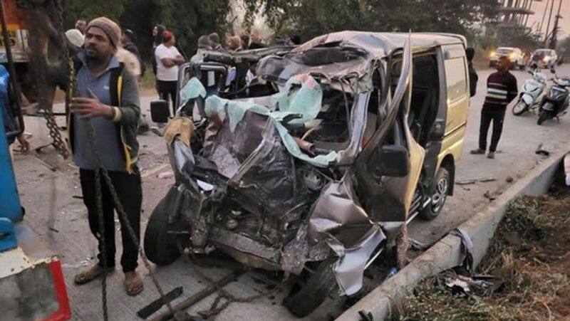 lorry car collided head-on... 9 people killed in Mumbai