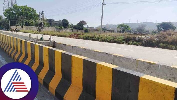 Installation of Dividers on Jail Road in Chitradurga grg Installation of Dividers on Jail Road in Chitradurga grg