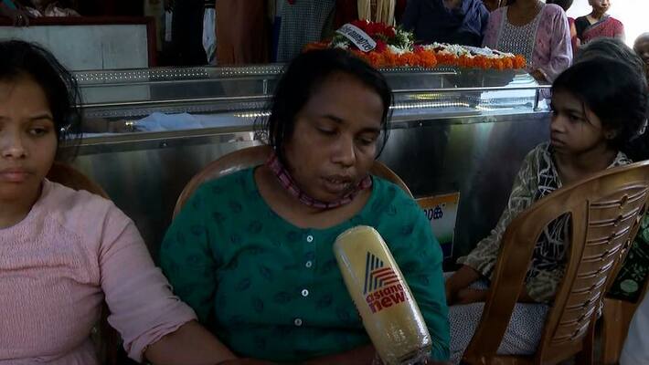 Woman cremation delayed at Thrissur as husband family stops children Woman cremation delayed at Thrissur as husband family stops children