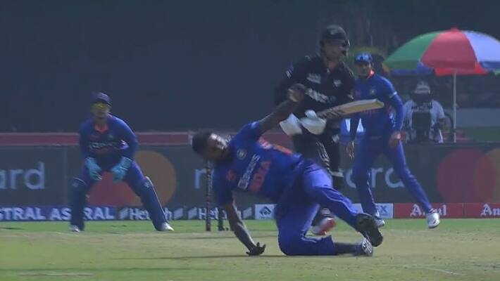 India vs New Zealand: Hardik Pandya took wonder catch to dismiss Devon Conway India vs New Zealand: Hardik Pandya took wonder catch to dismiss Devon Conway