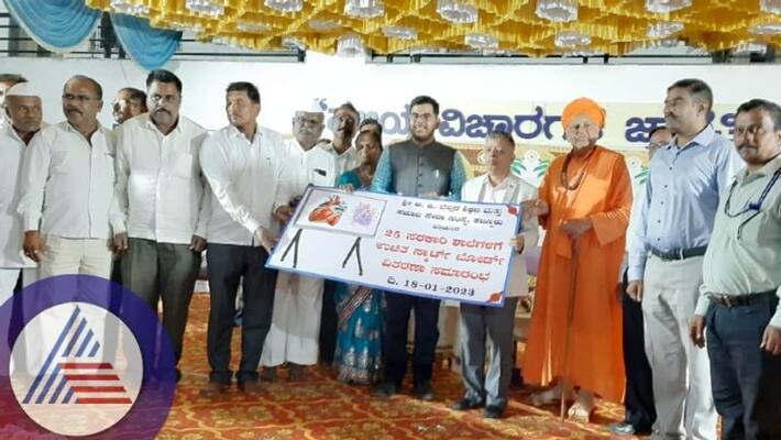 Private school owner gave digital boards to 25 government schools sat Private school owner gave digital boards to 25 government schools sat
