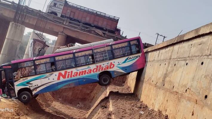 Tourist bus overturned from the bridge.. 2 killed, more than 30 injured.. Tourist bus overturned from the bridge.. 2 killed, more than 30 injured..
