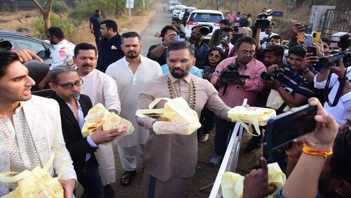 Sunil Shetty and his son Ahan Shetty gives sweet to media personal who are coming to cover athiya shetty kl rahul marriage function in khandala Sunil Shetty and his son Ahan Shetty gives sweet to media personal who are coming to cover athiya shetty kl rahul marriage function in khandala