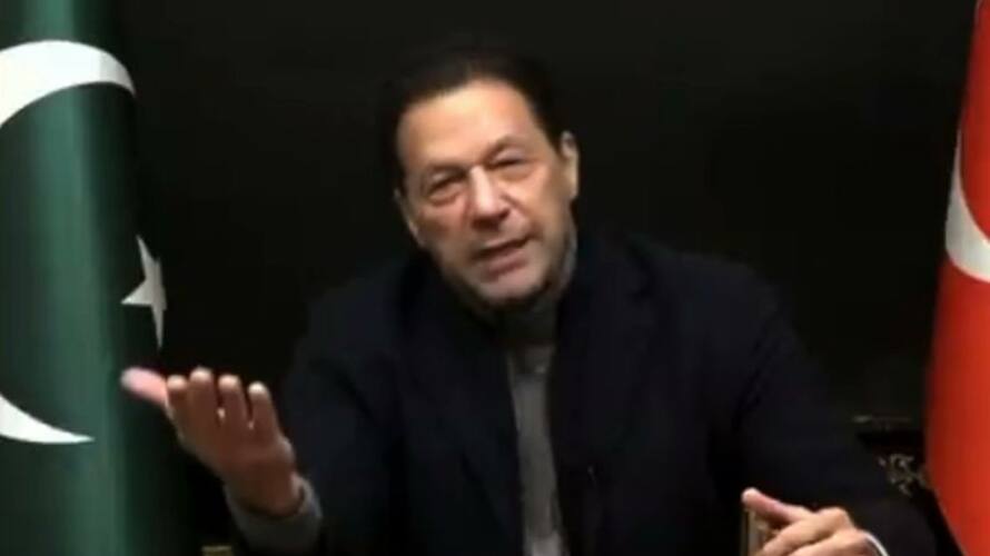 Former Pak PM Imran Khan's convoy meets with accident on way to Islamabad for hearing in Toshakhana case AJR Former Pak PM Imran Khan's convoy meets with accident on way to Islamabad for hearing in Toshakhana case AJR