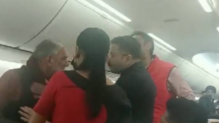 Rude behavior with flight attendant Spice Jet takes off after debording its one passenger akb Rude behavior with flight attendant Spice Jet takes off after debording its one passenger akb