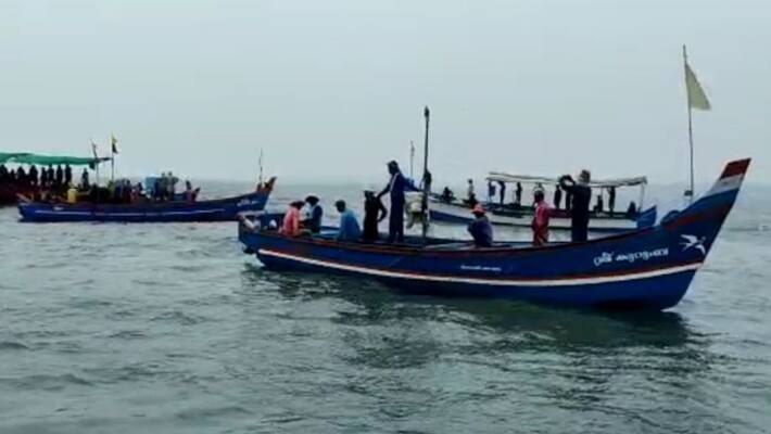 Fishing boat drowned 10 people rescued by fishermen in Kasaragod kgn Fishing boat drowned 10 people rescued by fishermen in Kasaragod kgn