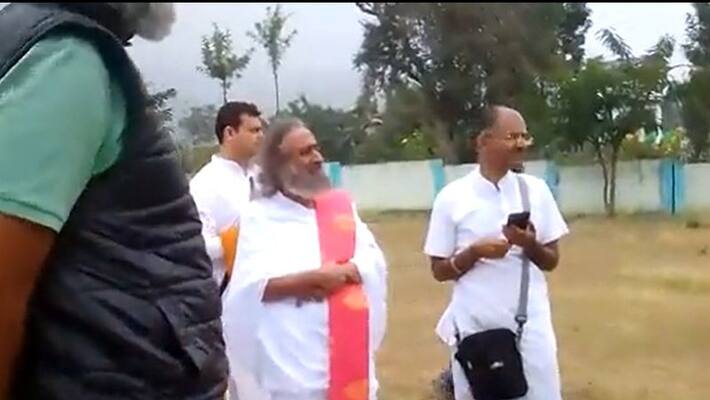 Sri Sri Ravi Shankar Chopper Makes Emergency Landing In Tamil Nadu's Erode Sri Sri Ravi Shankar Chopper Makes Emergency Landing In Tamil Nadu's Erode