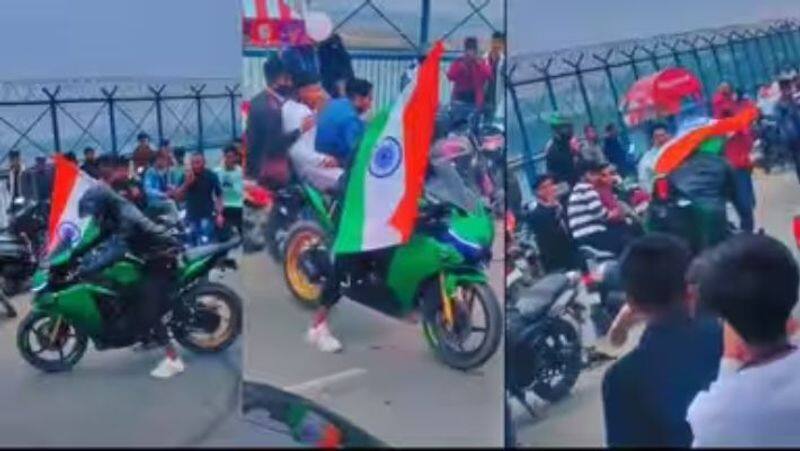 Man performs a dangerous stunt on bike in Kanpur video viral