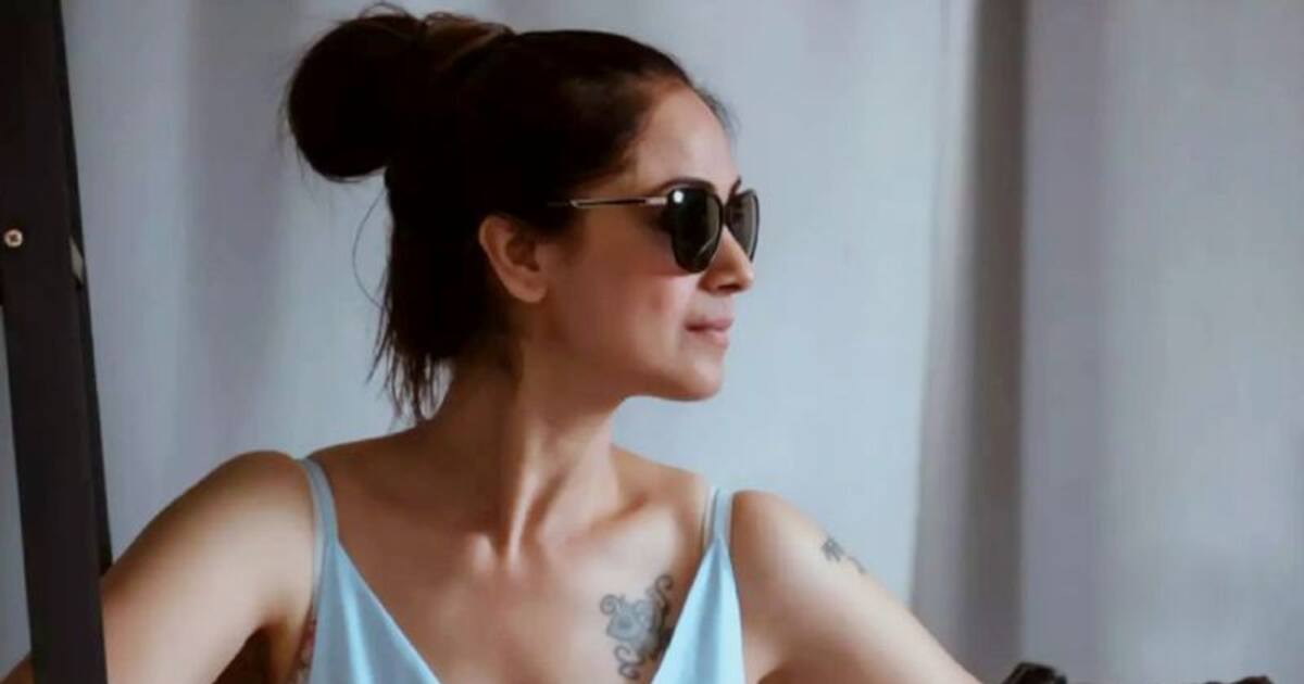 என்ன சிம்ரன் இதெல்லாம்... நெஞ்சில் குத்திய டாட்டூ தெரிய கவர்ச்சியாக போஸ் கொடுத்த சிம்ரன் - வைரலாகும் போட்டோ