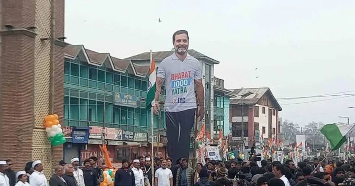 Rahul Gandhi cutout: தேசியக் கொடி மிஞ்சிய ராகுல் கட்அவுட்! காங்கிரசை வெளுத்து வாங்கும் நெட்டிசன்கள்!