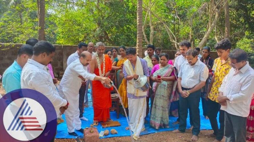 Huge response to Pejavar swamiji Ramarajya resolution House for poor and adoption of cow sat Huge response to Pejavar swamiji Ramarajya resolution House for poor and adoption of cow sat