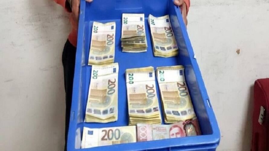 foreign currency notes worth rs 64 lakh inside bag handle recovered from delhi airport ash foreign currency notes worth rs 64 lakh inside bag handle recovered from delhi airport ash