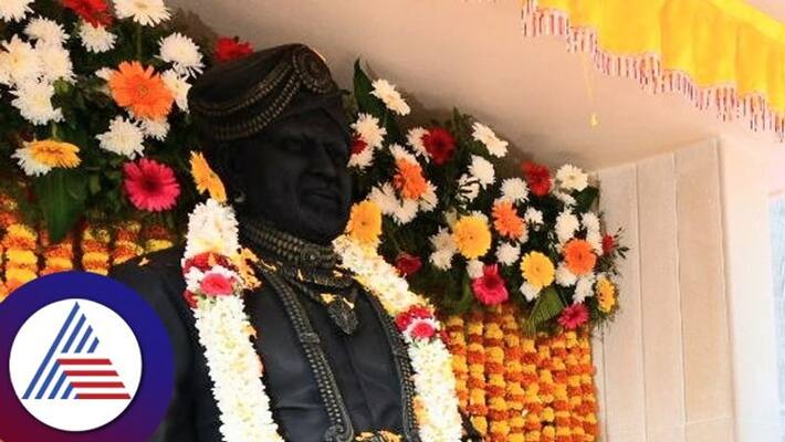Vishnu memorial in the dark: Vishnu fans outraged against Govt at mysuru rav Vishnu memorial in the dark: Vishnu fans outraged against Govt at mysuru rav